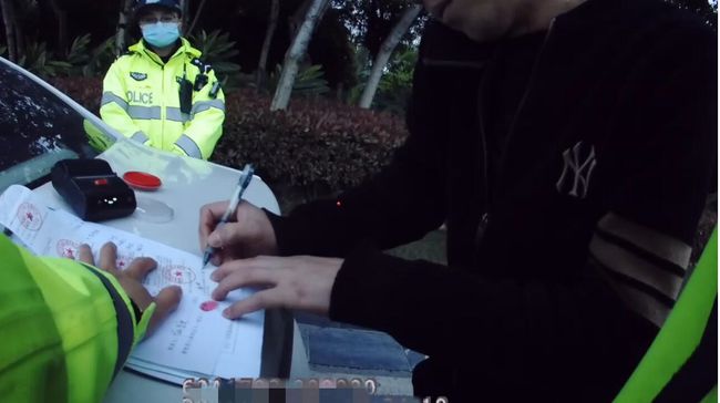 桂林車主酒駕被查，竟然想交警“私了”遭果斷制，止執(zhí)法記錄儀記錄一切！